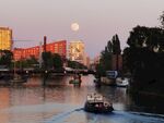 原创欧洲城市黄昏月亮风景