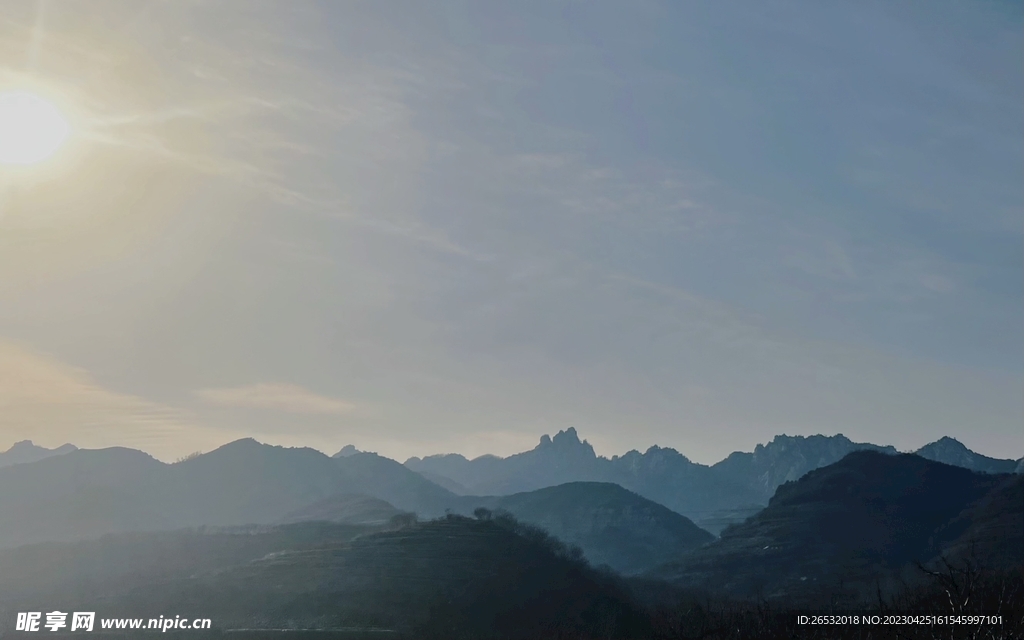 日照群山 