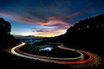 夜幕降临下的城郊公路