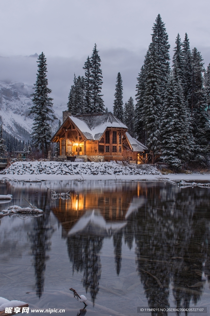 冬季湖边小屋