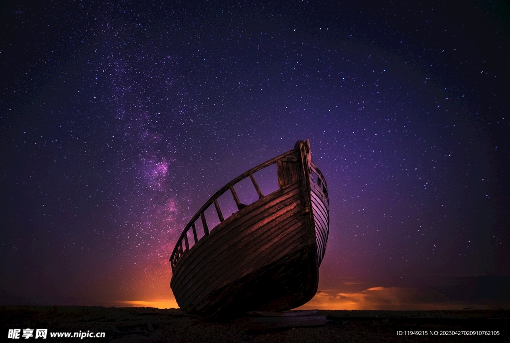 夜晚海边小船风景