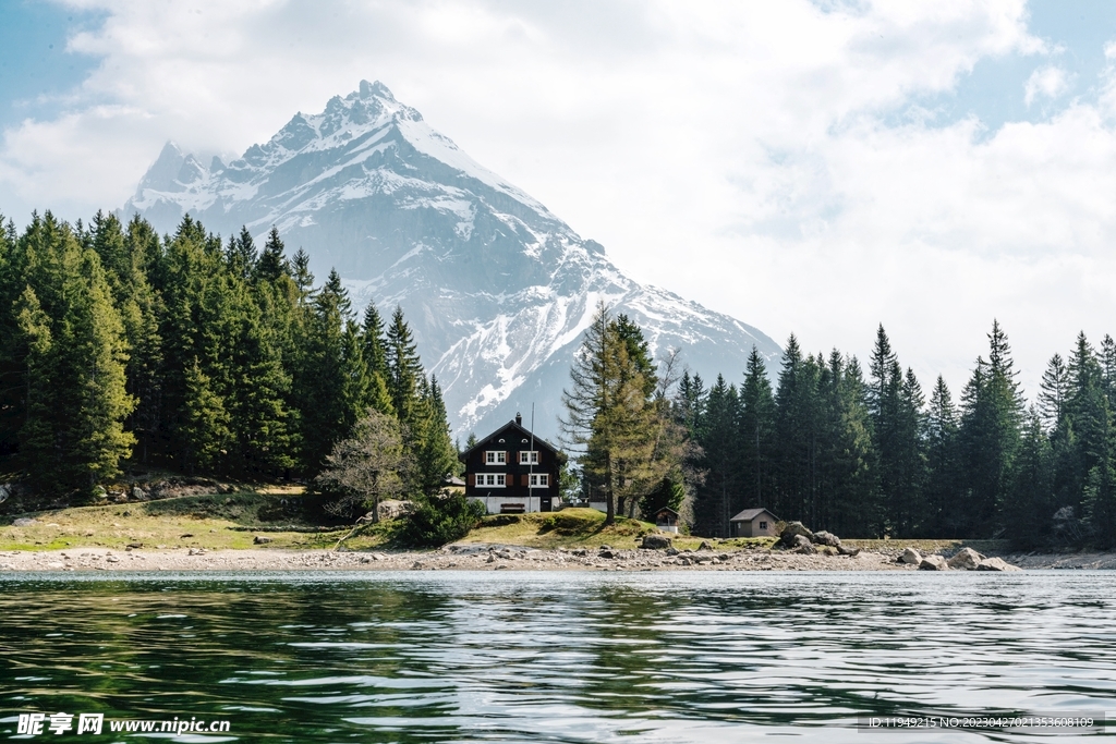 雪山下的湖泊美景 