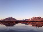 山下的湖泊美景 
