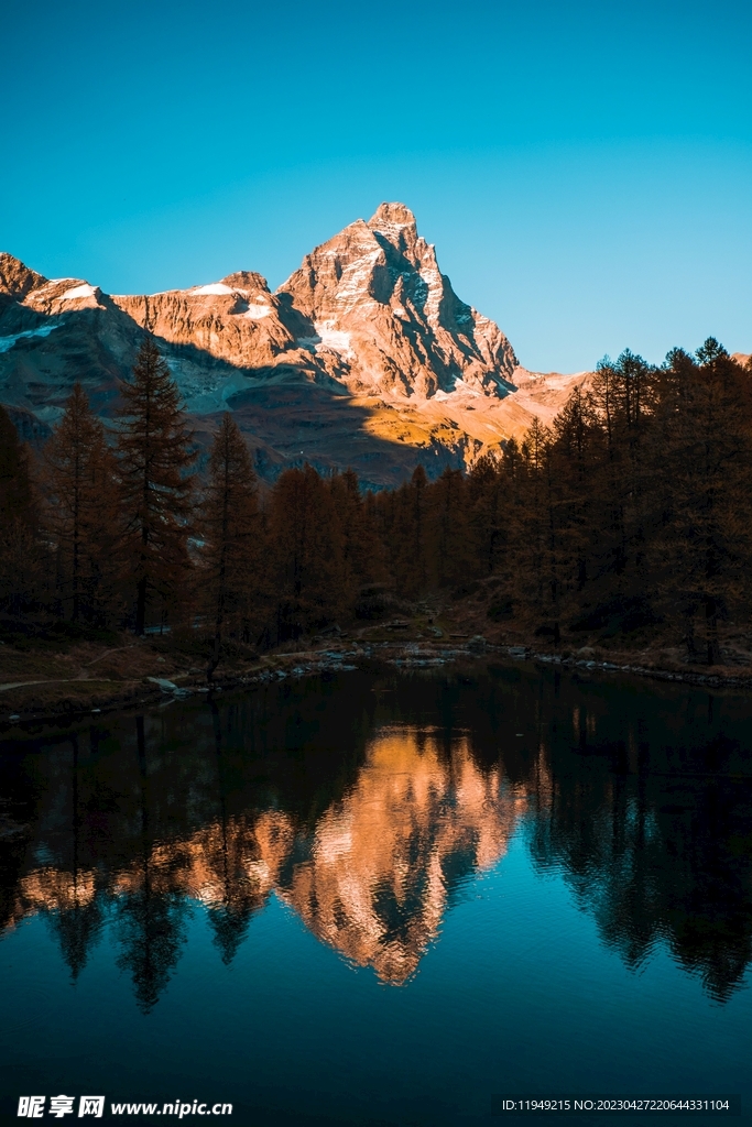 山下的湖景 