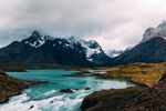 雪山下的湖泊风景