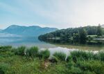 湖边草地风景