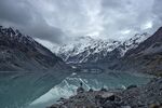 雪山下的湖泊美景
