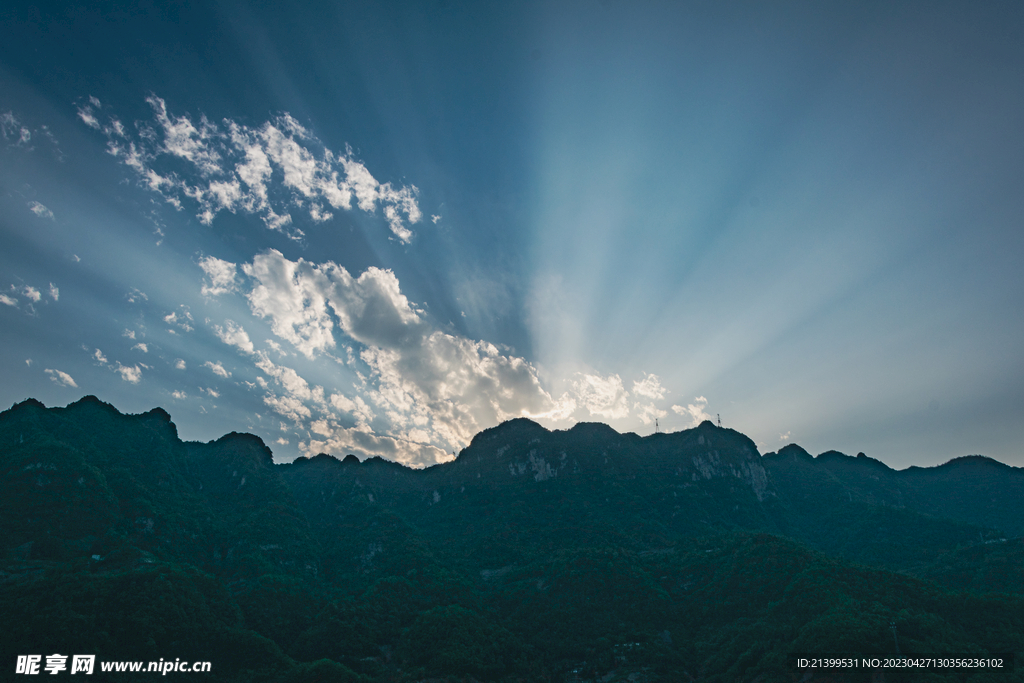 大山和光芒