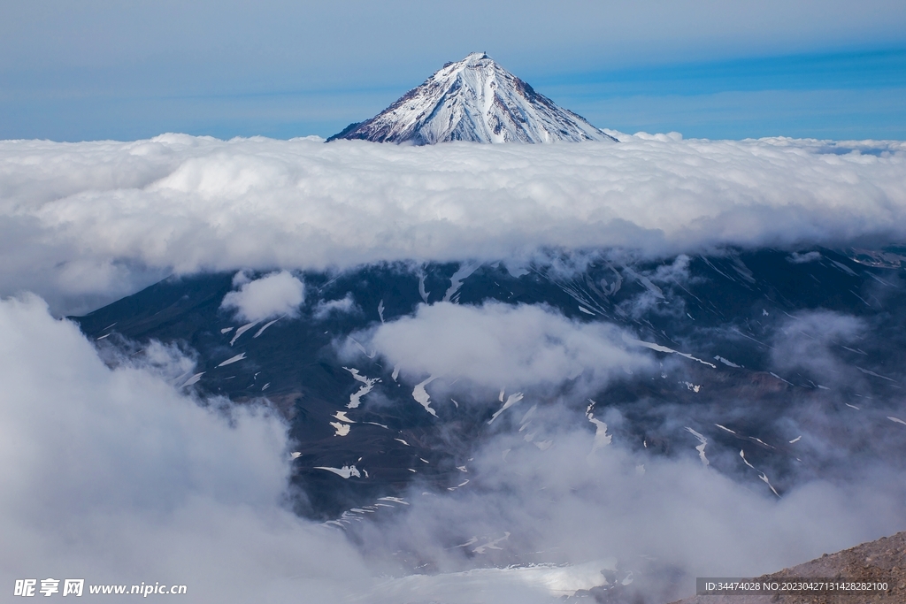 雪山云雾图