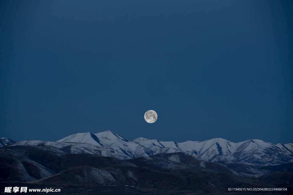  夜晚雪山美景 