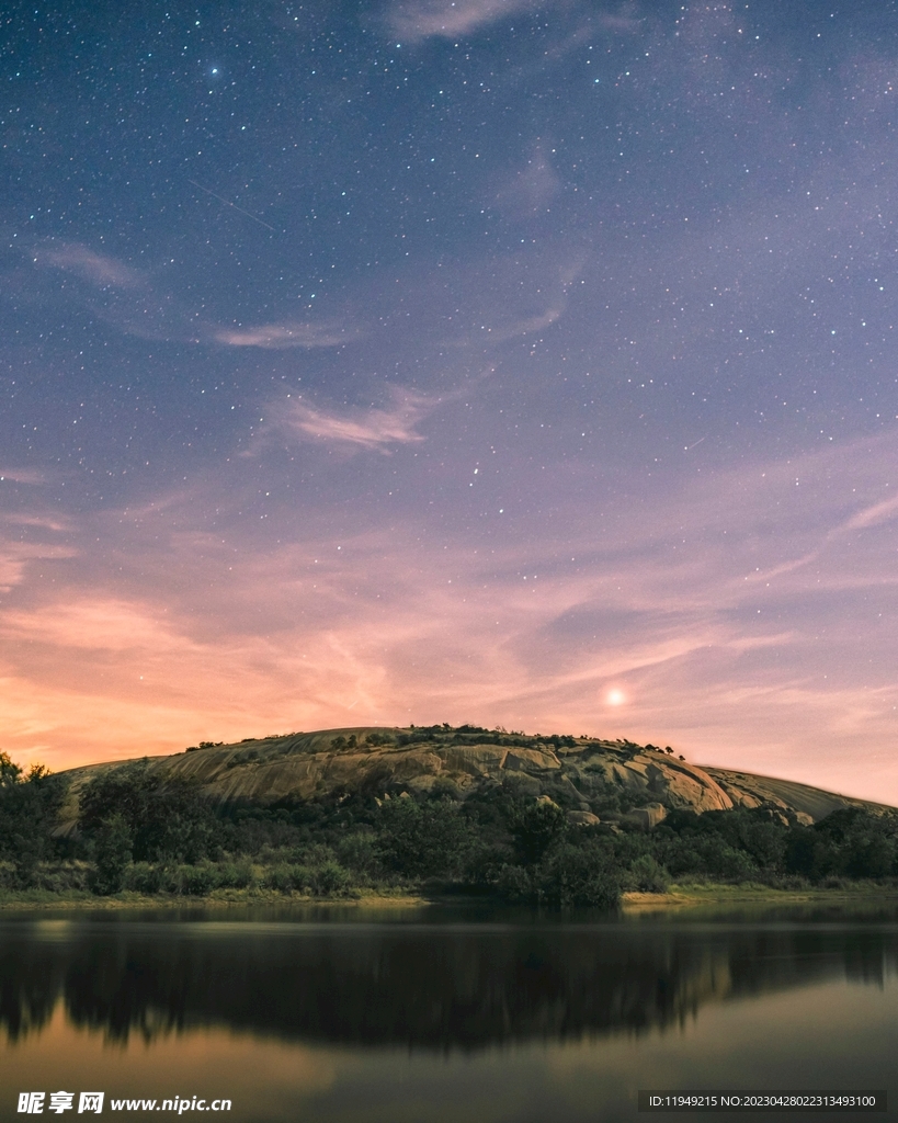 晚夜的湖边风景