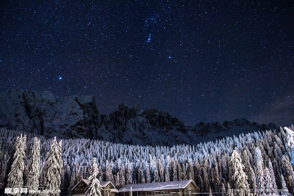  夜晚雪山美景
