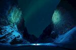 夜晚山峰中的极光