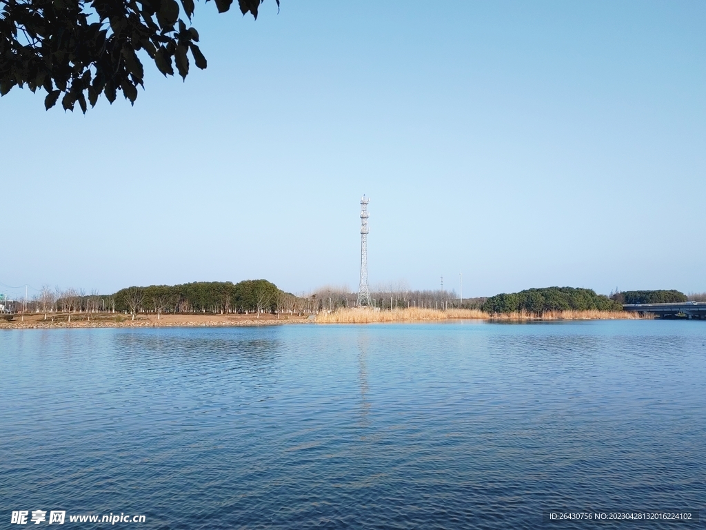 湖边信号塔