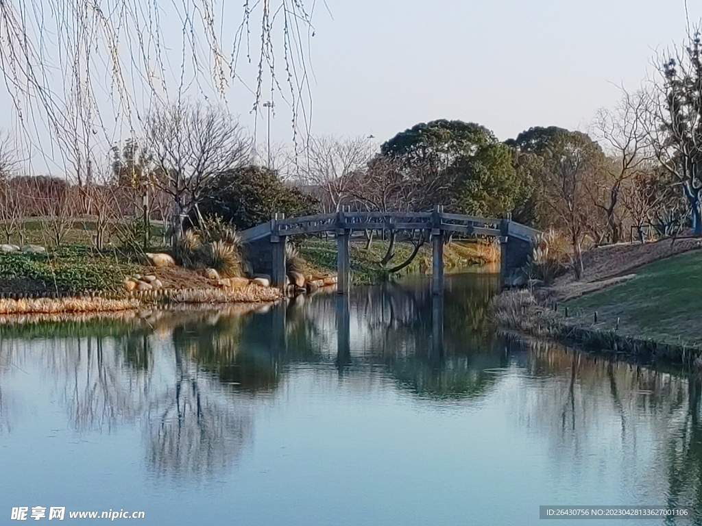 湖边小石桥