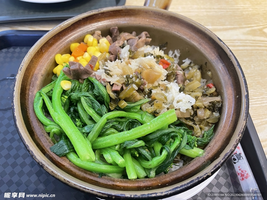 鸡杂酸菜煲仔饭