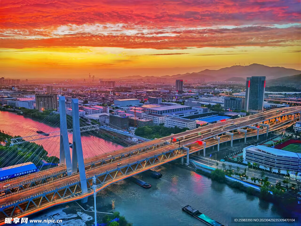 五彩的大桥
