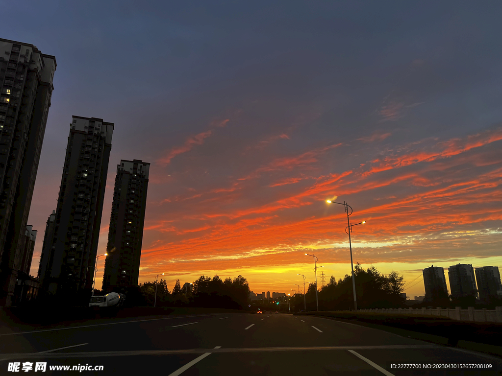 城市夕阳余晖