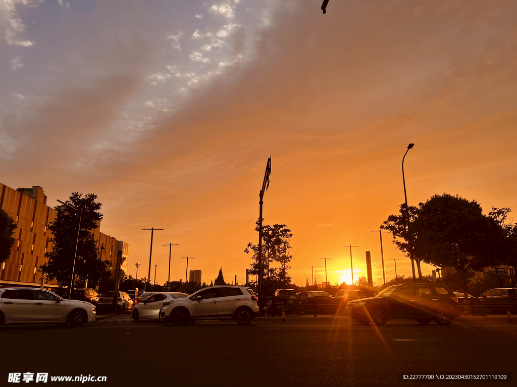 城市夕阳余晖