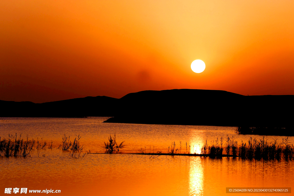 湖泊夕阳