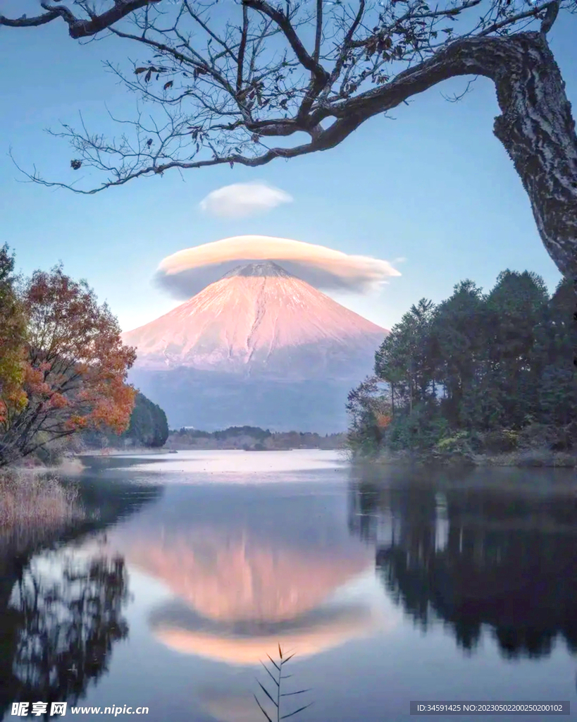 山脉上的蘑菇云