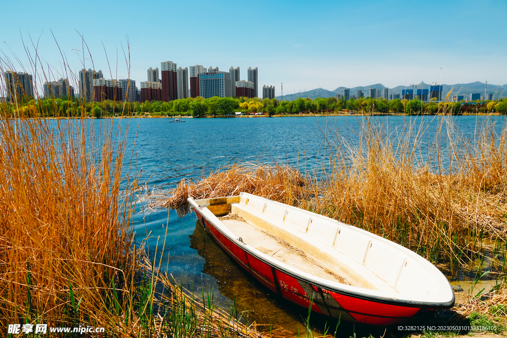 北京永定河岸边浮船