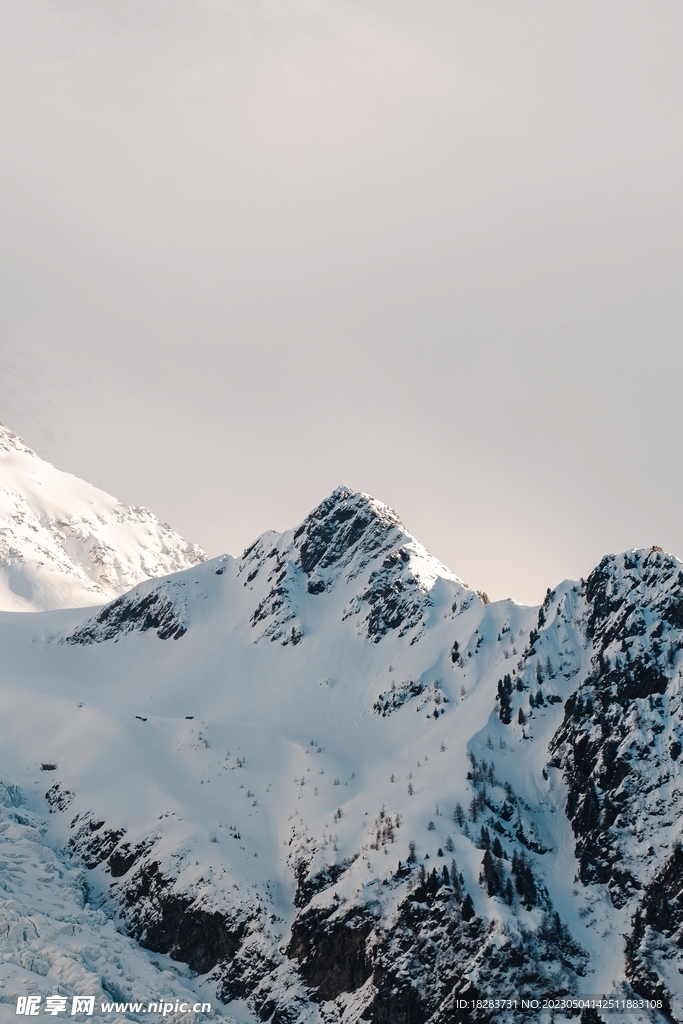 冬季白天雪山风景图片