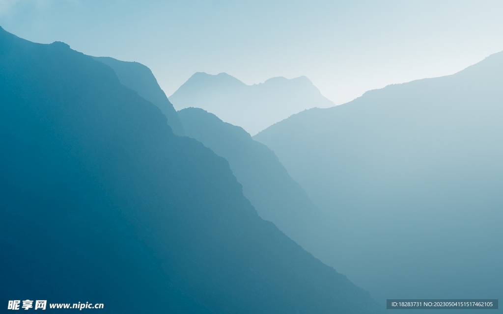 蓝色水墨风群山图