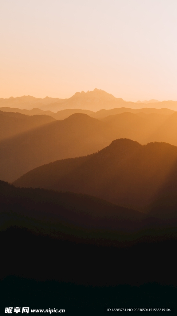 水墨风层叠山