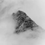 水墨风雪山黑白风景图