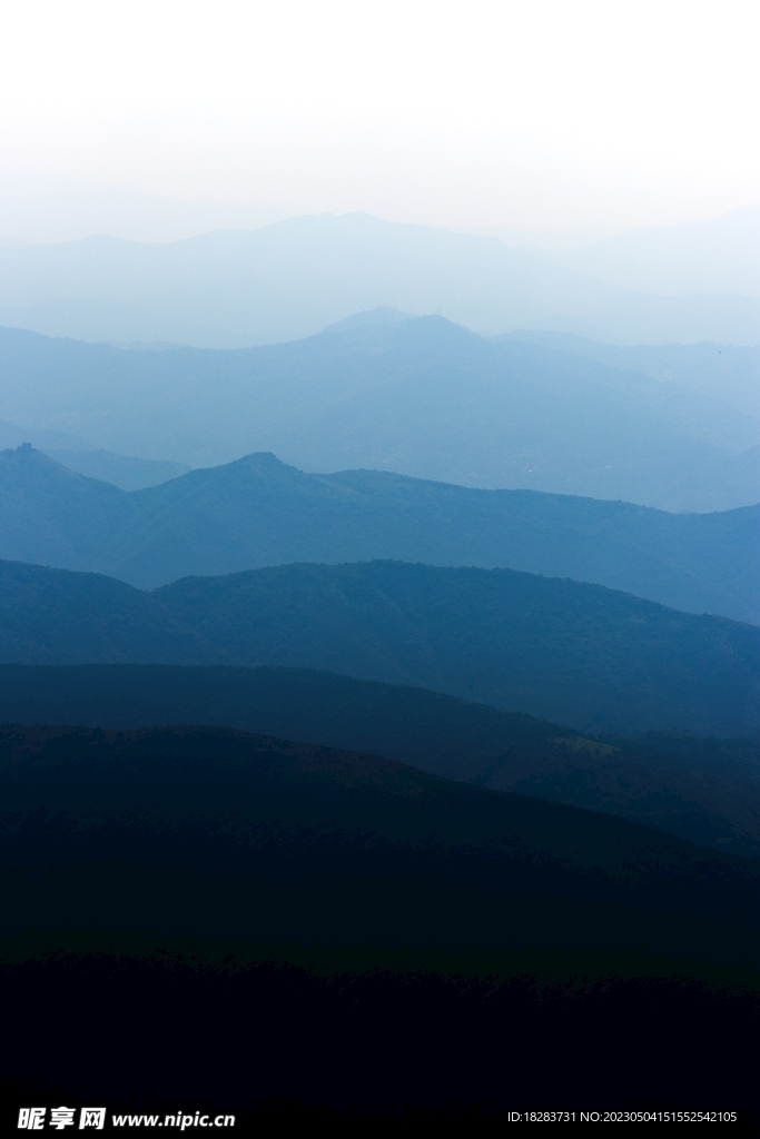 蓝色水墨风群山图