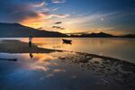 夕阳下的湖畔