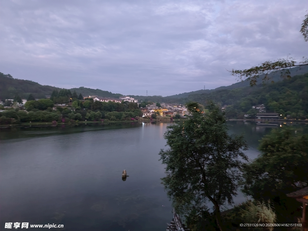 云南腾冲和顺古镇大门湖景