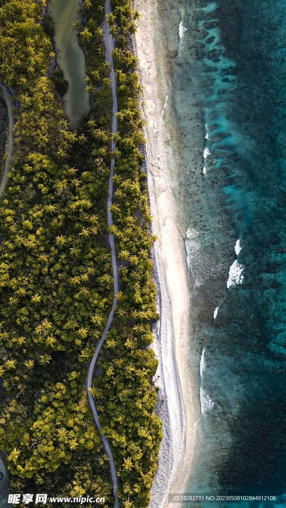 无人机高空俯拍的海岸线公路风景