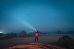 头戴射灯照向星空