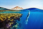 蓝海海洋潜水游泳运动图  