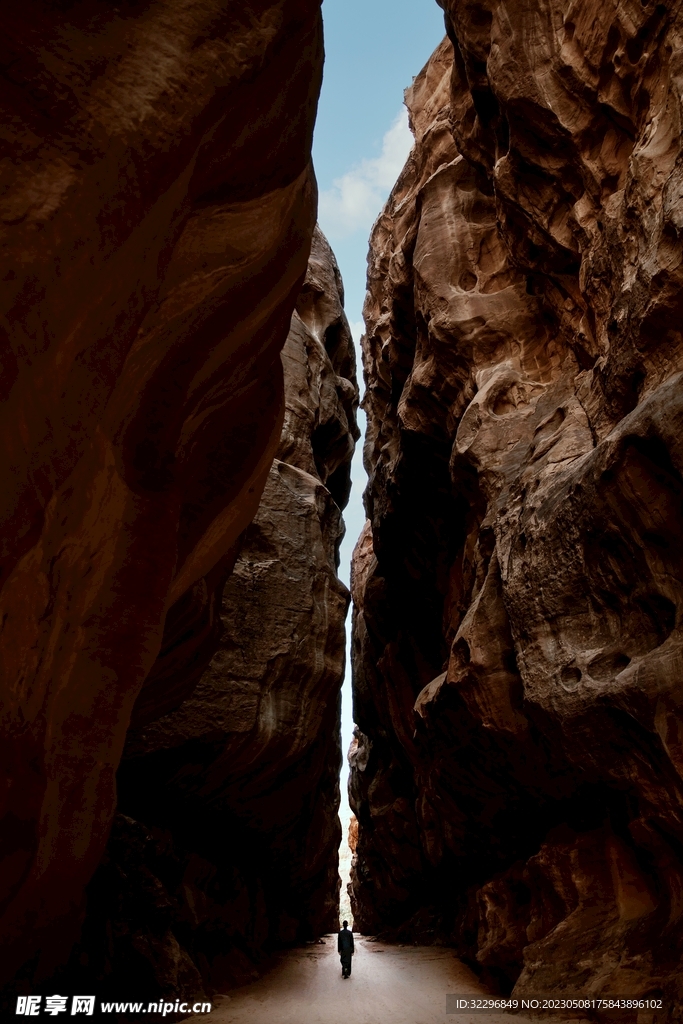 狭窄山峰小路