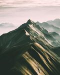 白雾下的山峰