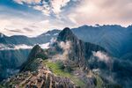 白雾下的山峰 
