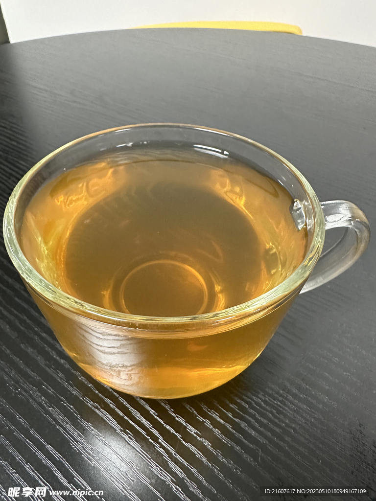 桌面上的一杯香水柠檬茶饮料