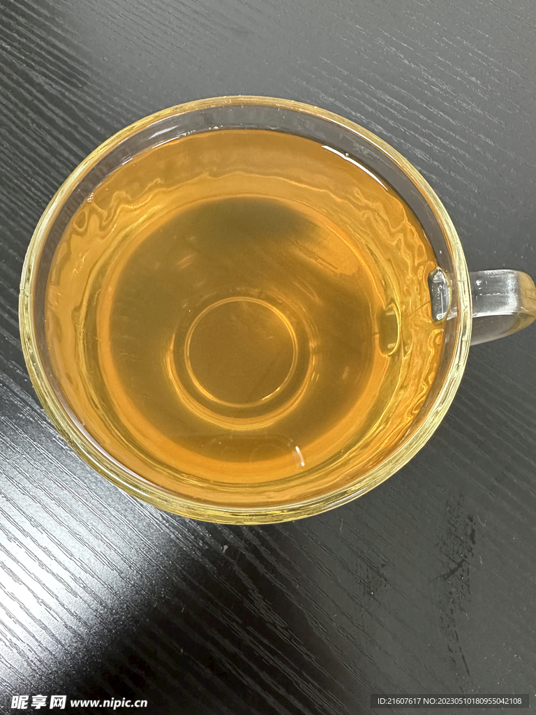 桌面上的一杯香水柠檬茶饮料俯拍