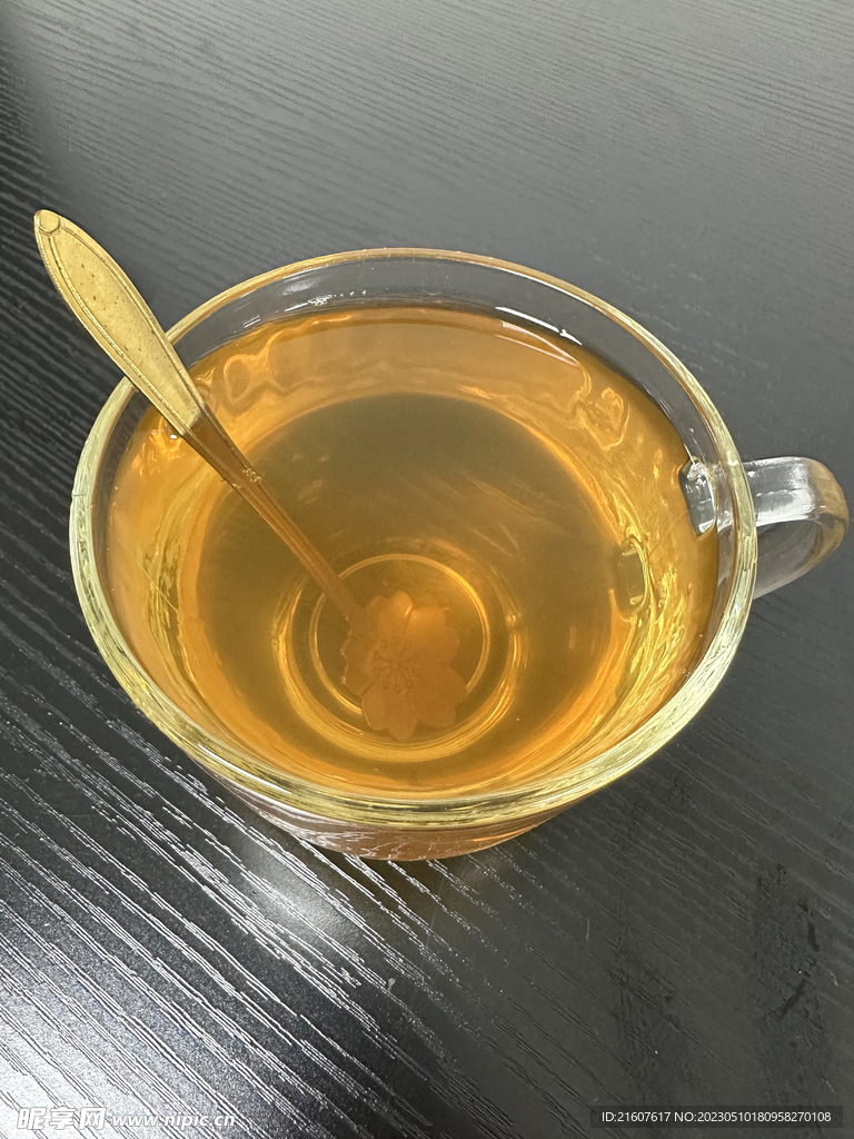 桌面上的一杯香水柠檬茶饮料