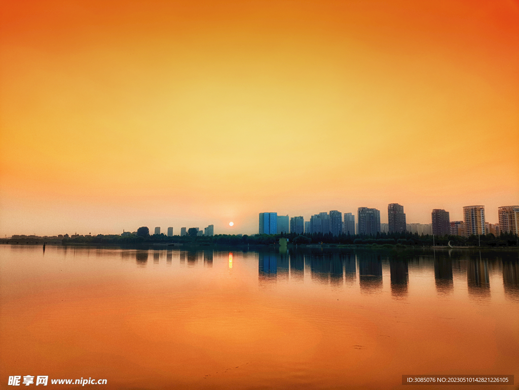 湖边城市夕阳美景