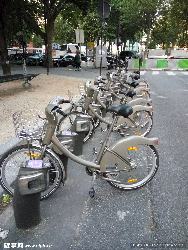 法国巴黎街头的共享单车