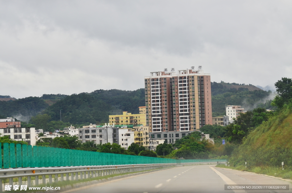 山村高楼大小