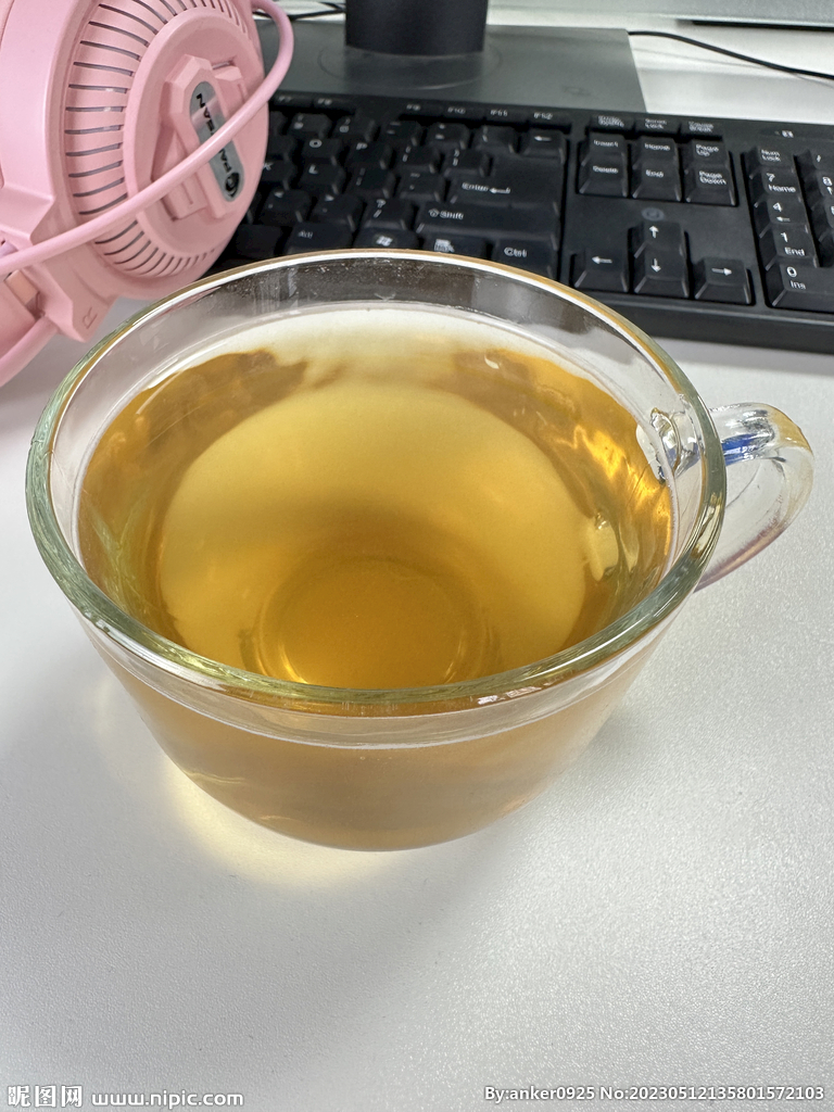 电脑桌上的一杯香水柠檬茶饮料
