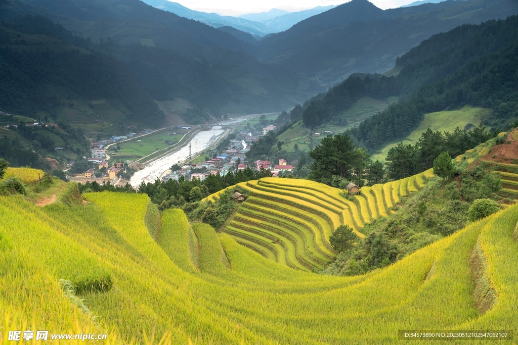 梯田下的山村