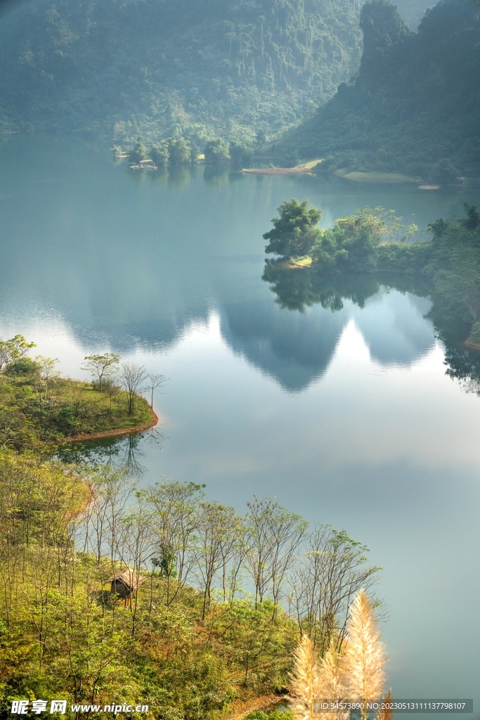 山湖清晨