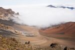 白雾下的山峰