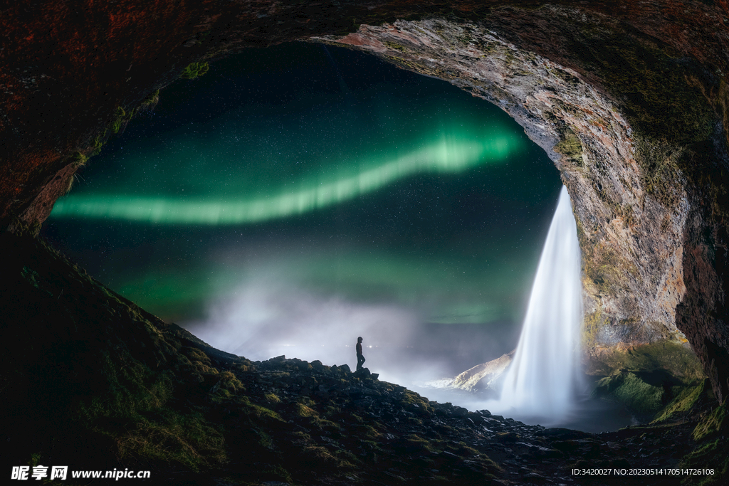 山洞极光